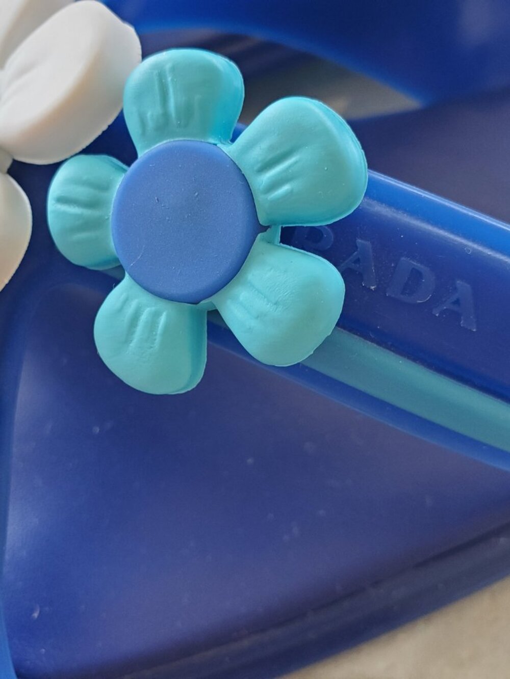 PRADA ! floral daisy appliquéd blue rubber sandals (EU/39.5) - Picture 3 of 12